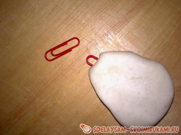 теста цветную скрепку