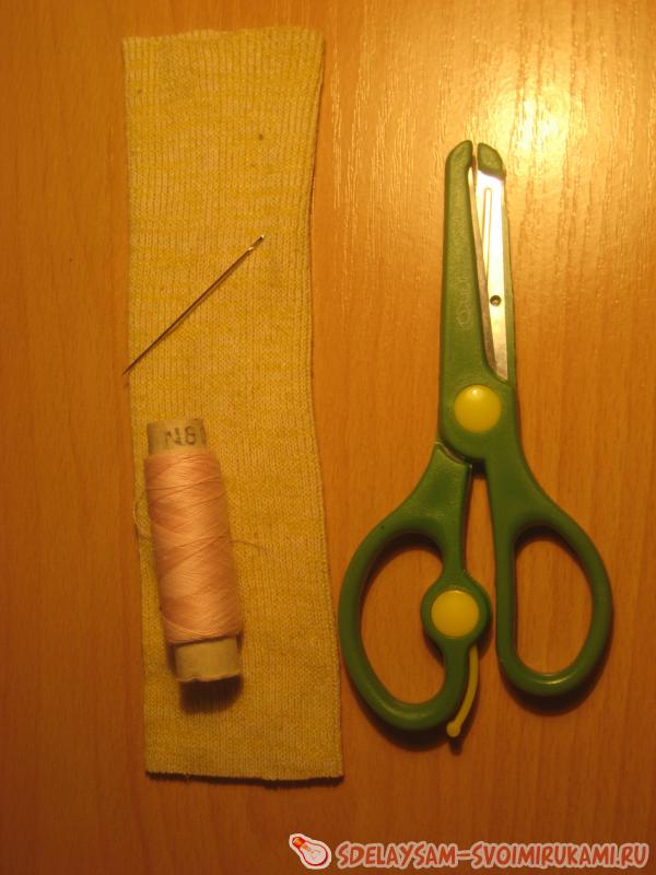 иголка и детали декора