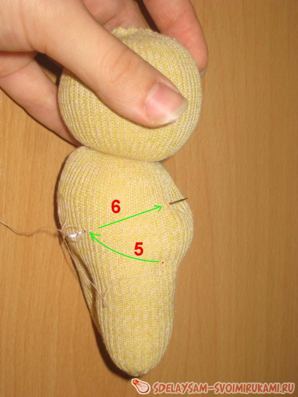 Закрепляем нитку и шьем по схеме