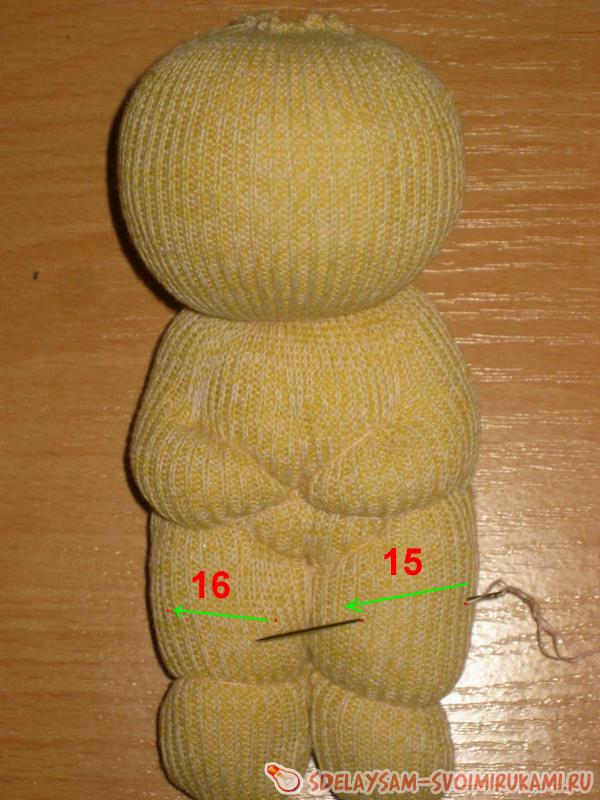 Прошиваем кукле коленки