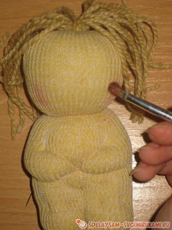 наносим ее на щечки куколки