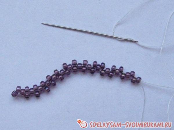 радужным фиолетовым бисером