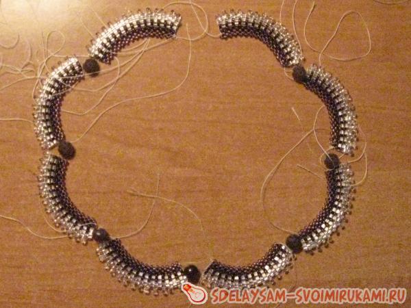 полумесяцами помещаем бусины