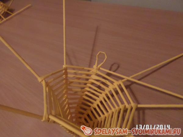 образовав небольшую петельку