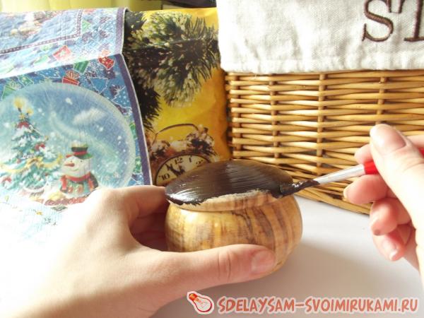 наносится коричневая краска