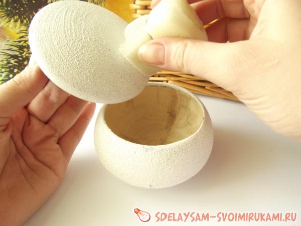 слоем акриловых белил