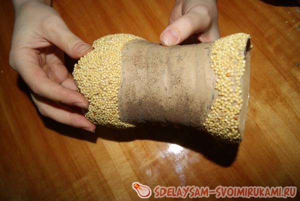 Облепим верхнюю и нижнюю части бутылки