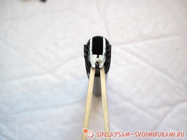 подсовываем под нее спички