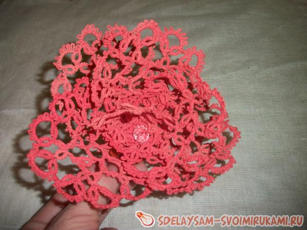 Середину цветка я украсила бусиной