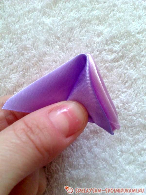 придерживая все пальцем