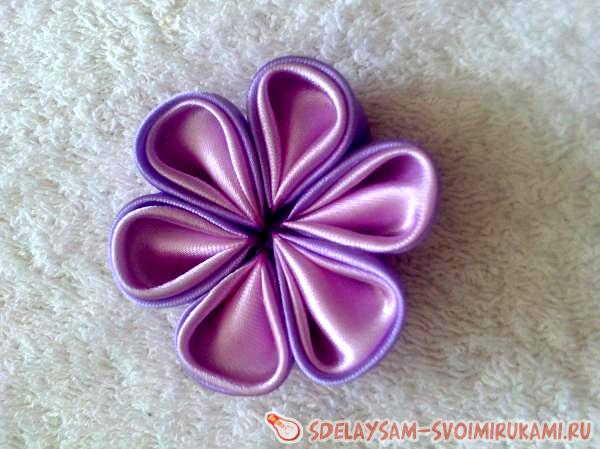 Приклейте между собой 6 лепестков
