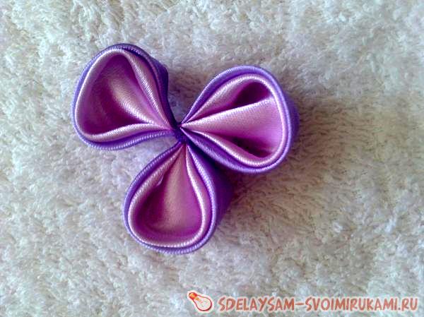 Три лепестка