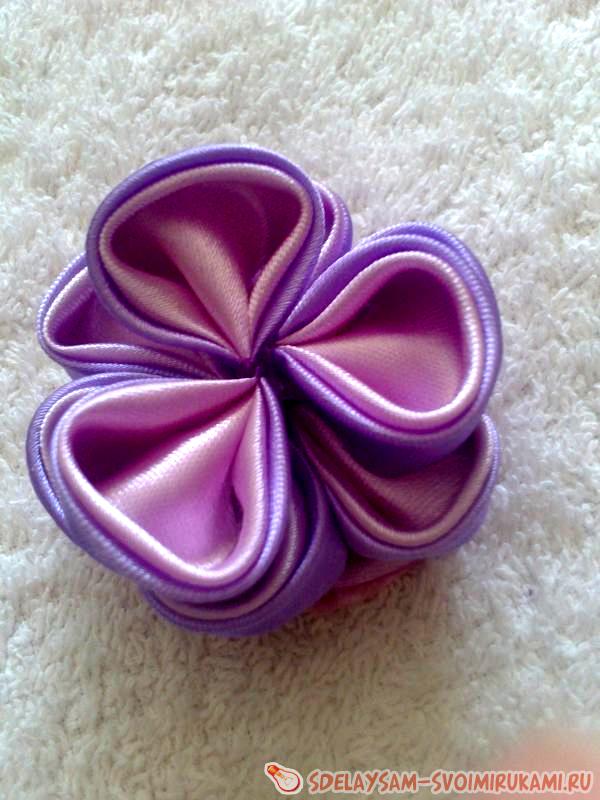 Приклейте первый этаж на картонку