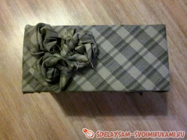 приклеиваем цветочки к шкатулке