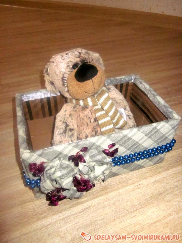 шкатулка с цветами и тканью