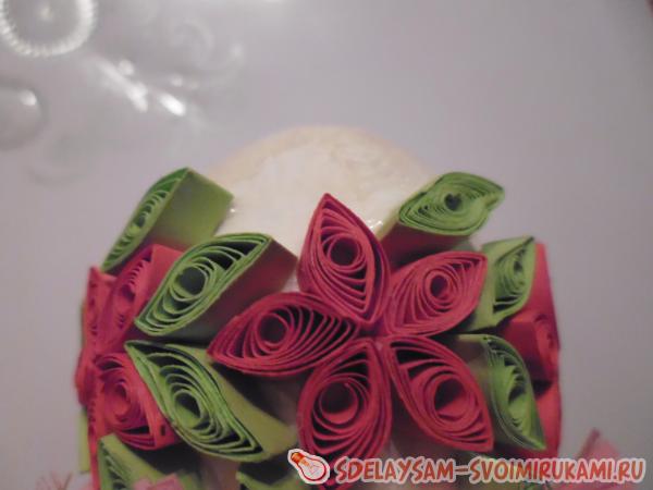 наклеивать элементы на яйцо