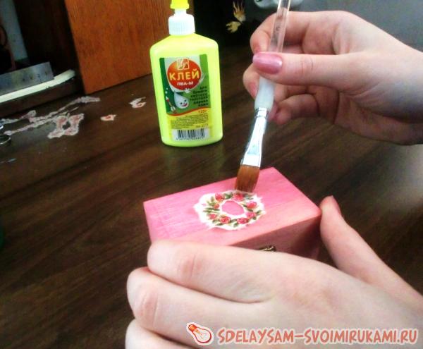 приклеивать рисунки на салфетках