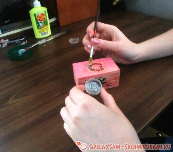 кистью сухие блестки