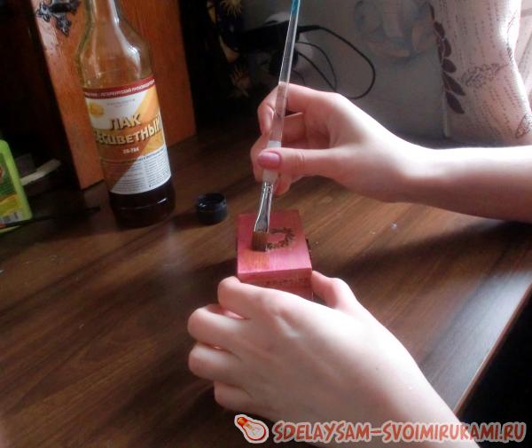 покройте бесцветным лаком