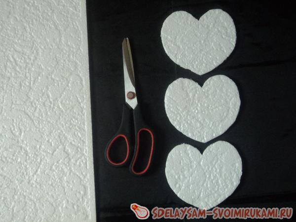 вырезаем три сердца