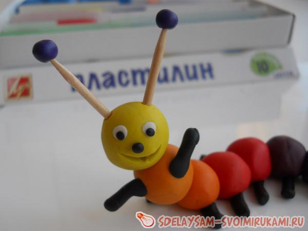 гусеница из пластилина готова