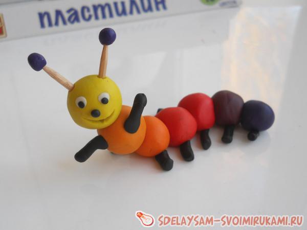 гусеница из пластилина