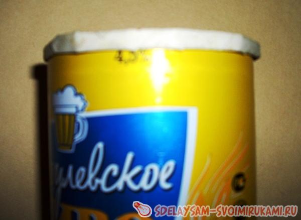 приклеивается газетная трубочка