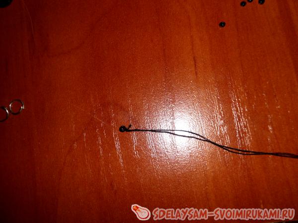 одну маленькую бисеринку