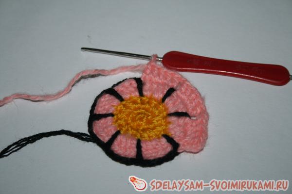 ряд из розовой нитки