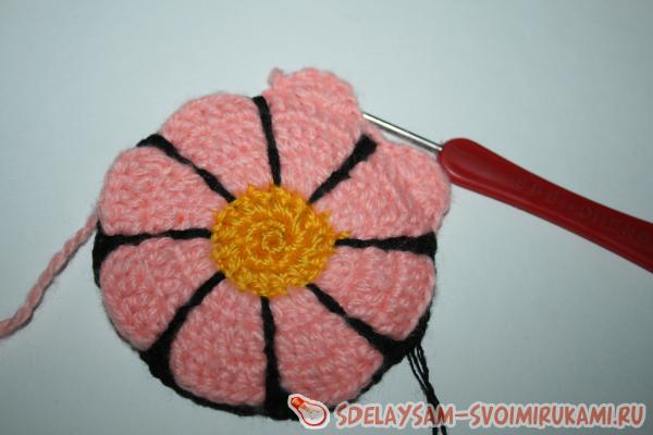 вяжем третий ряд из розовой нитки