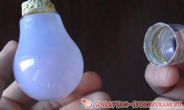 Оделим цоколь и колбу от лампочки