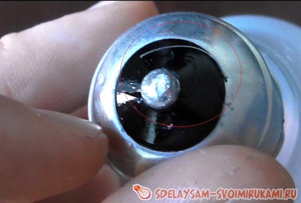 загнуть вдоль изоляции на цоколе