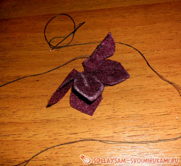 выгибая их по шву