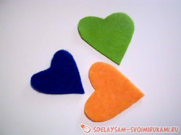 Затем вырезать сердечки