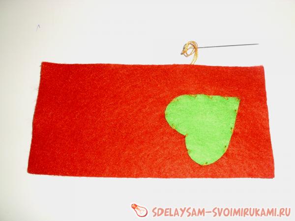 пришиванием сердечек к чехлу