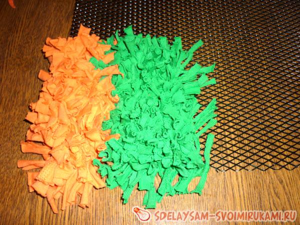 Процесс создания пушистого коврика