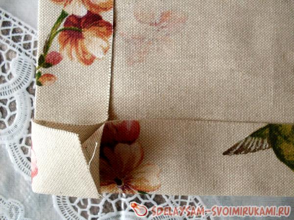 Приутюжьте все углы салфетки