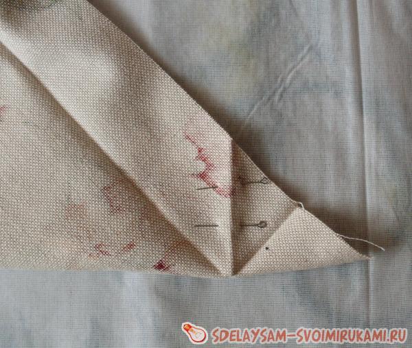 Сложите углы салфетки