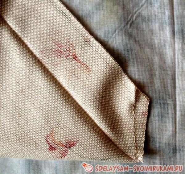 Высеките углы салфетки ножницами