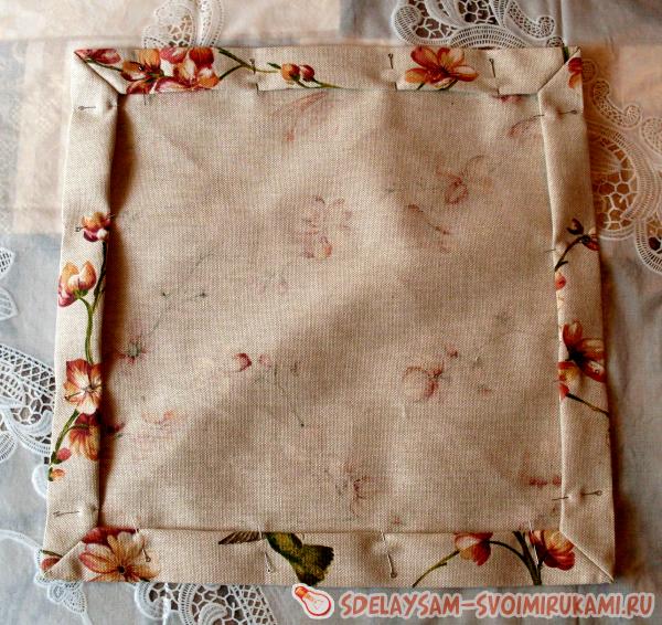 Выверните углы салфетки