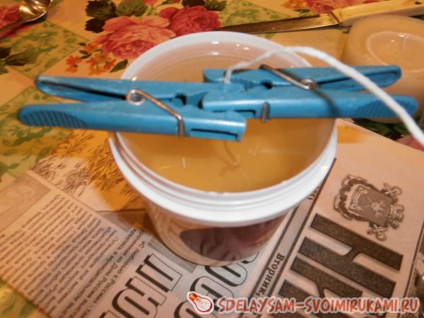 Перелейте расплавленный воск