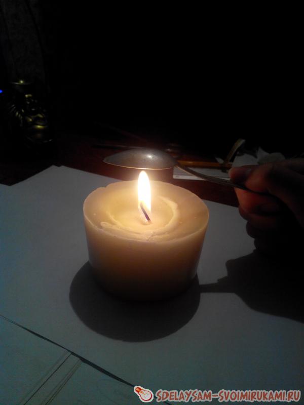 Перелейте расплавленный воск