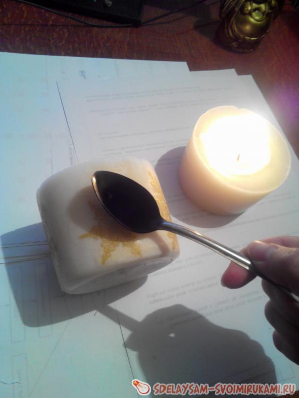 Перелейте расплавленный воск