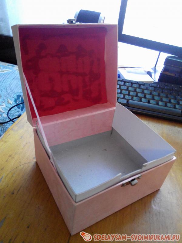 обклеить с помощью клея