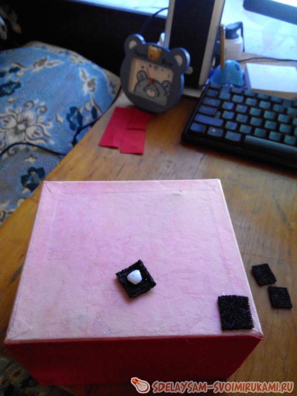 наклейте небольшие отрезки ткани