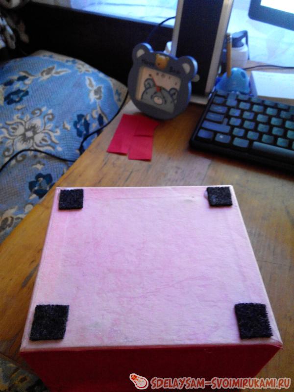 наклейте небольшие отрезки ткани