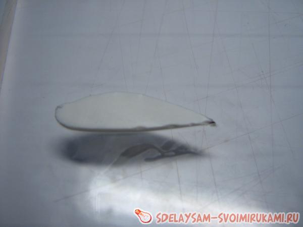 Ножом вырезаем из глины ласточкину