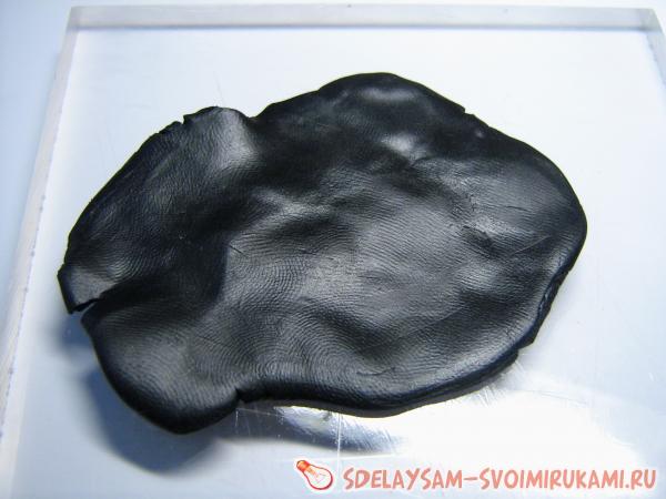Разминаем в пласт черную глину