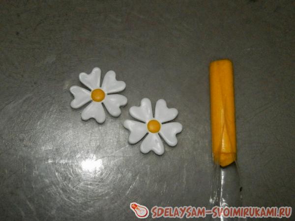 кусочек желтой полимерной глины