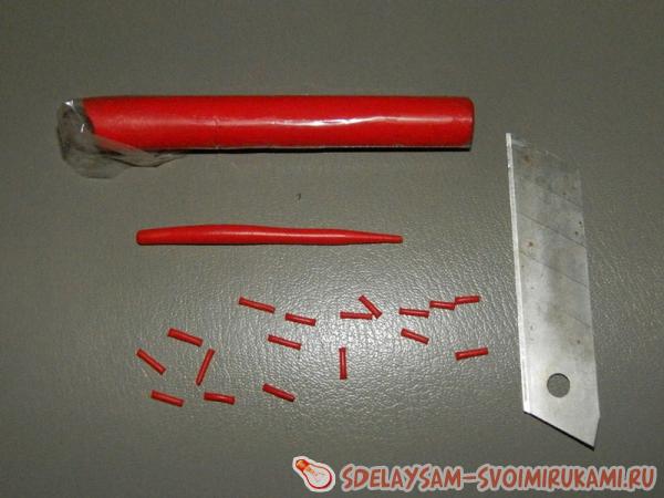 раскатываем из нее тоненькую колбаску